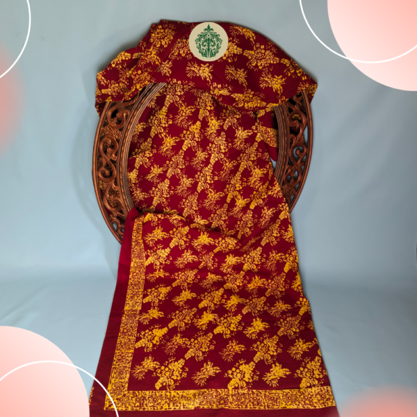 Batik Kerinci motif kopi & bumbu Panyelan dengan warna dasar marun. Motif kopi, bumbu Panyelan, dan bis megalitik dalam nuansa kuning emas memberikan kesan mewah dan elegan. Terbuat dari 100% katun berkualitas. Dapatkan di www.rumahbatiksyahla.com ☕✨