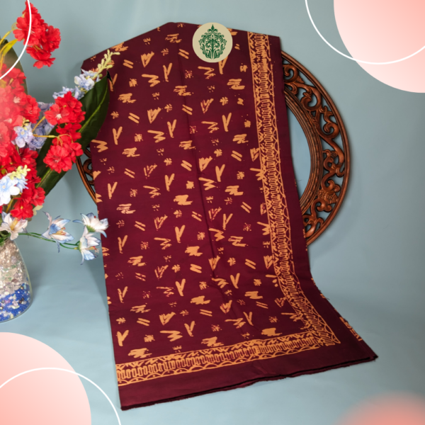 Batik Kerinci motif Bunga Asoka & aksara Incung "Itik Pulang Petang", menghadirkan nuansa klasik dan penuh makna budaya. Warna dasar marun dengan aksen kuning emas memberikan kesan elegan. Terbuat dari 100% katun berkualitas. Dapatkan di www.rumahbatiksyahla.com 🌸✨