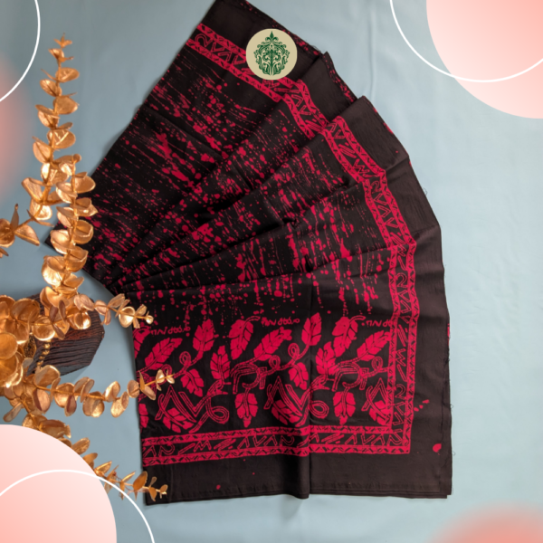 Batik Kerinci motif bercak bungo Incung, perpaduan keindahan alam dan aksara tradisional. Warna dasar dongker tua dengan aksen pink fanta memberikan kesan elegan dan unik. Terbuat dari 100% katun berkualitas. Dapatkan di www.rumahbatiksyahla.com