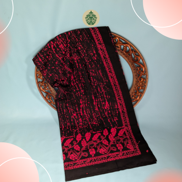 Batik Kerinci motif bercak bungo Incung, perpaduan keindahan alam dan aksara tradisional. Warna dasar dongker tua dengan aksen pink fanta memberikan kesan elegan dan unik. Terbuat dari 100% katun berkualitas. Dapatkan di www.rumahbatiksyahla.com