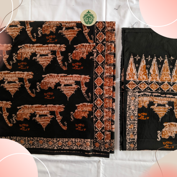 Setelan batik motif pucuk rebung, terinspirasi dari upacara Kenduri Sko, melambangkan pertumbuhan dan kebersamaan. Warna dasar hitam dengan aksen coklat susu & coklat menciptakan kesan klasik dan elegan. Dilengkapi dengan selendang bermotif serupa. Dapatkan di www.rumahbatiksyahla.com