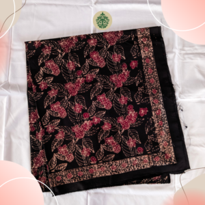 Batik Kerinci motif kopi & megalitik, menampilkan buah kopi dan daunnya yang berpadu dengan bis megalitik. Warna dasar hitam dengan motif coklat susu & coklat menciptakan tampilan klasik dan penuh karakter. Terbuat dari 100% katun berkualitas. Dapatkan di www.rumahbatiksyahla.com