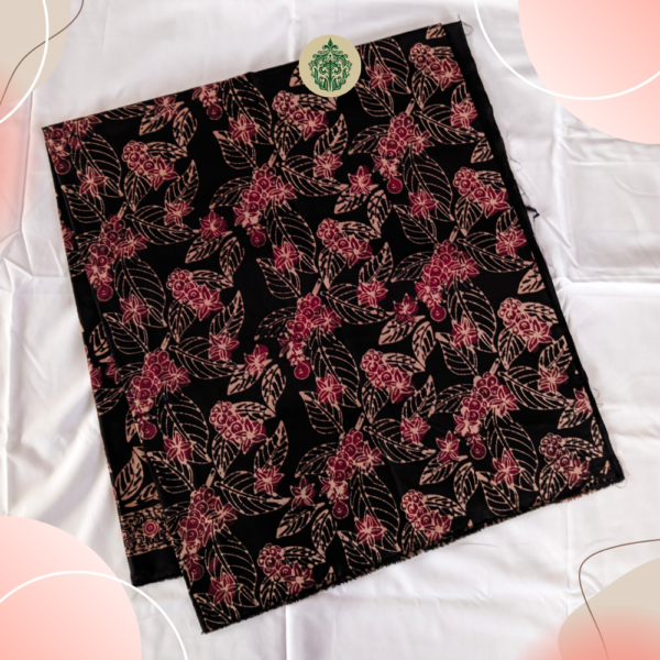 Batik Kerinci motif kopi & megalitik, menampilkan buah kopi dan daunnya yang berpadu dengan bis megalitik. Warna dasar hitam dengan motif coklat susu & coklat menciptakan tampilan klasik dan penuh karakter. Terbuat dari 100% katun berkualitas. Dapatkan di www.rumahbatiksyahla.com