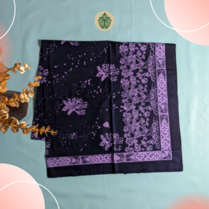 Batik Kerinci motif bercak Suhain & pohon beringin, simbol kekuatan dan kebijaksanaan. Warna dasar dongker dengan motif ungu menciptakan kesan elegan dan berkarakter. Terbuat dari 100% katun berkualitas. Dapatkan di www.rumahbatiksyahla.com