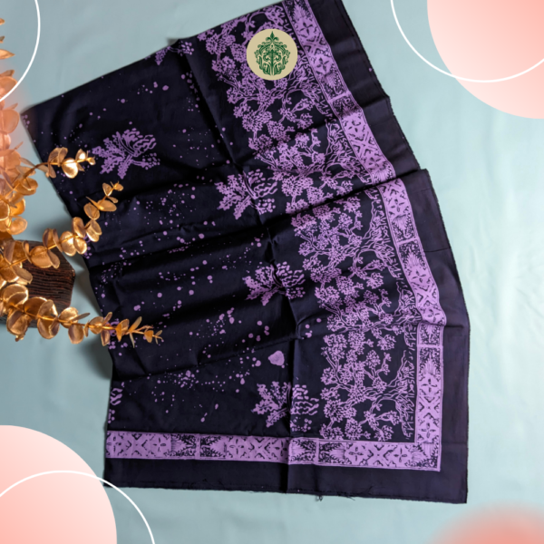 Batik Kerinci motif bercak Suhain & pohon beringin, simbol kekuatan dan kebijaksanaan. Warna dasar dongker dengan motif ungu menciptakan kesan elegan dan berkarakter. Terbuat dari 100% katun berkualitas. Dapatkan di www.rumahbatiksyahla.com