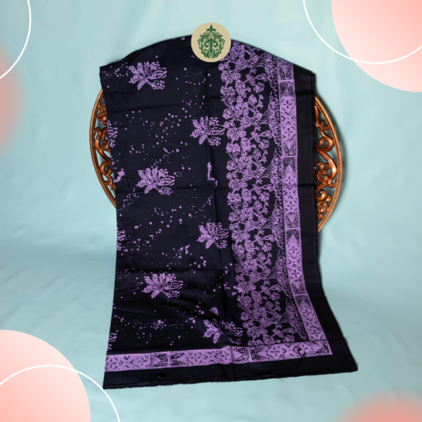 Batik Kerinci motif bercak Suhain & pohon beringin, simbol kekuatan dan kebijaksanaan. Warna dasar dongker dengan motif ungu menciptakan kesan elegan dan berkarakter. Terbuat dari 100% katun berkualitas. Dapatkan di www.rumahbatiksyahla.com