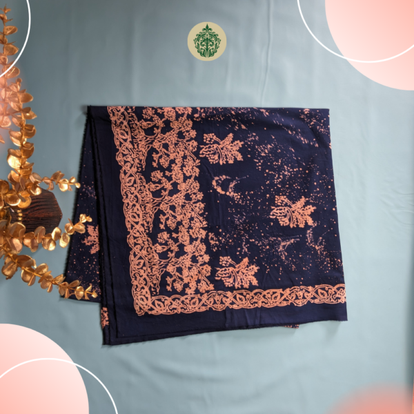 Batik Kerinci motif bercak kopi, batang beringin, dan bis ukiran tradisional, menghadirkan kesan alami dan eksotis. Warna dasar dongker dengan aksen coklat susu yang elegan. Terbuat dari 100% katun berkualitas. Dapatkan di www.rumahbatiksyahla.com