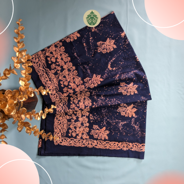 Batik Kerinci motif bercak kopi, batang beringin, dan bis ukiran tradisional, menghadirkan kesan alami dan eksotis. Warna dasar dongker dengan aksen coklat susu yang elegan. Terbuat dari 100% katun berkualitas. Dapatkan di www.rumahbatiksyahla.com