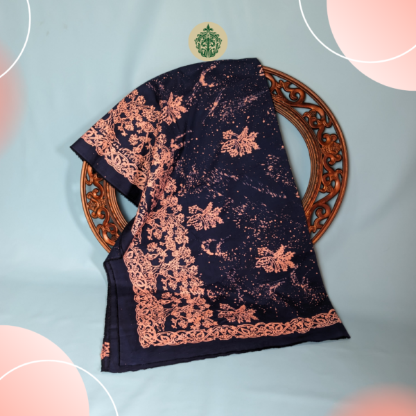 Batik Kerinci motif bercak kopi, batang beringin, dan bis ukiran tradisional, menghadirkan kesan alami dan eksotis. Warna dasar dongker dengan aksen coklat susu yang elegan. Terbuat dari 100% katun berkualitas. Dapatkan di www.rumahbatiksyahla.com