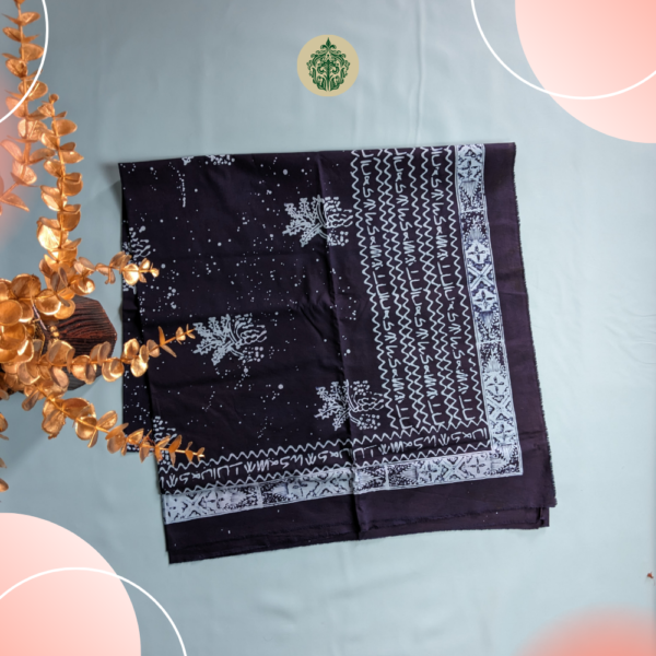 Batik Kerinci motif bercak kopi dengan pinggiran aksara Incung Kerinci, mencerminkan keindahan alami perkebunan kopi. Desain simpel namun elegan, terbuat dari 100% katun berkualitas. Dapatkan di www.rumahbatiksyahla.com