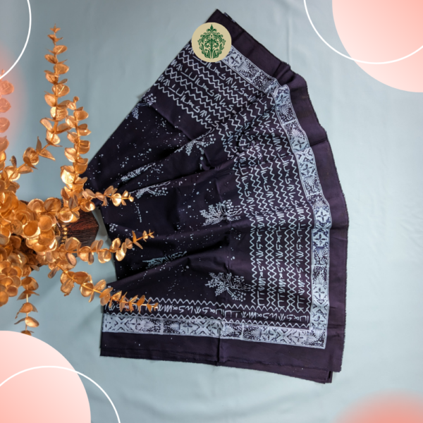 Batik Kerinci motif bercak kopi dengan pinggiran aksara Incung Kerinci, mencerminkan keindahan alami perkebunan kopi. Desain simpel namun elegan, terbuat dari 100% katun berkualitas. Dapatkan di www.rumahbatiksyahla.com