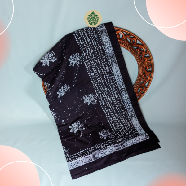 Batik Kerinci motif bercak kopi dengan pinggiran aksara Incung Kerinci, mencerminkan keindahan alami perkebunan kopi. Desain simpel namun elegan, terbuat dari 100% katun berkualitas. Dapatkan di www.rumahbatiksyahla.com