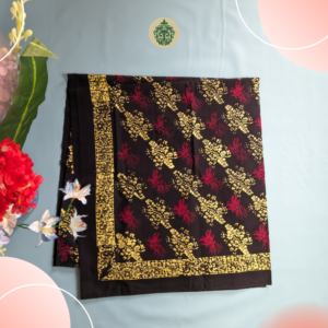 Batik Kerinci motif kopi & bumbu Panyelan dengan warna dasar hitam. Motif kopi berwarna kuning, bumbu Panyelan marun, dan bis megalitik kuning menciptakan tampilan unik dan elegan. Terbuat dari 100% katun berkualitas. Dapatkan di www.rumahbatiksyahla.com