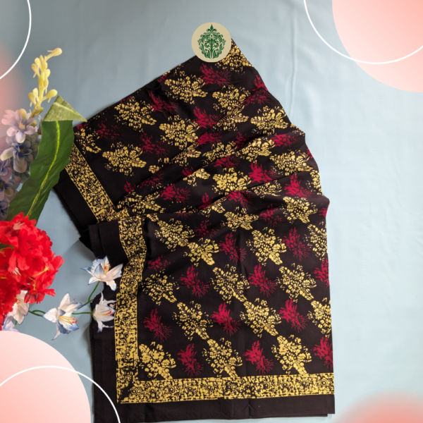 Batik Kerinci motif kopi & bumbu Panyelan dengan warna dasar hitam. Motif kopi berwarna kuning, bumbu Panyelan marun, dan bis megalitik kuning menciptakan tampilan unik dan elegan. Terbuat dari 100% katun berkualitas. Dapatkan di www.rumahbatiksyahla.com