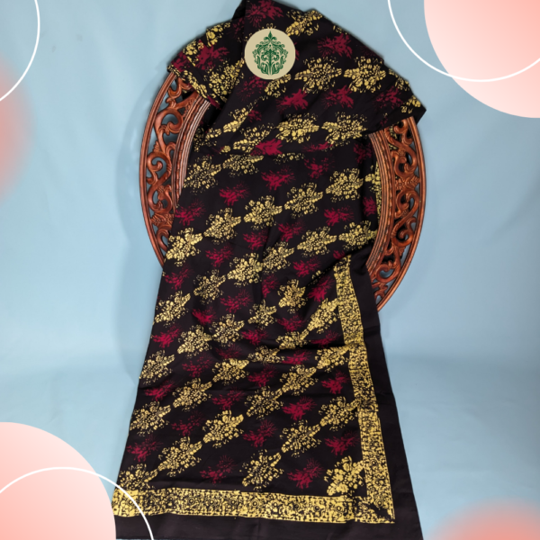 Batik Kerinci motif kopi & bumbu Panyelan dengan warna dasar hitam. Motif kopi berwarna kuning, bumbu Panyelan marun, dan bis megalitik kuning menciptakan tampilan unik dan elegan. Terbuat dari 100% katun berkualitas. Dapatkan di www.rumahbatiksyahla.com