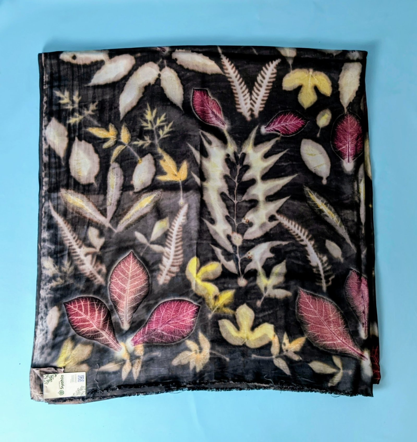 Kain Ecoprint Senja Jolawe – Warna Hitam Alami & Motif Daun | Rumah Batik Syahla