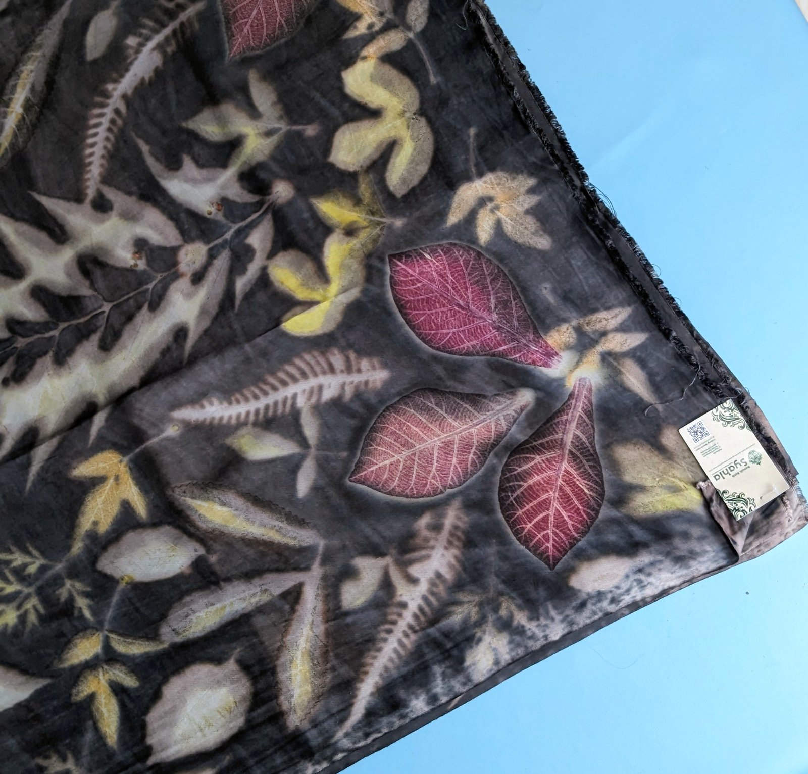 Kain Ecoprint Senja Jolawe – Warna Hitam Alami & Motif Daun | Rumah Batik Syahla