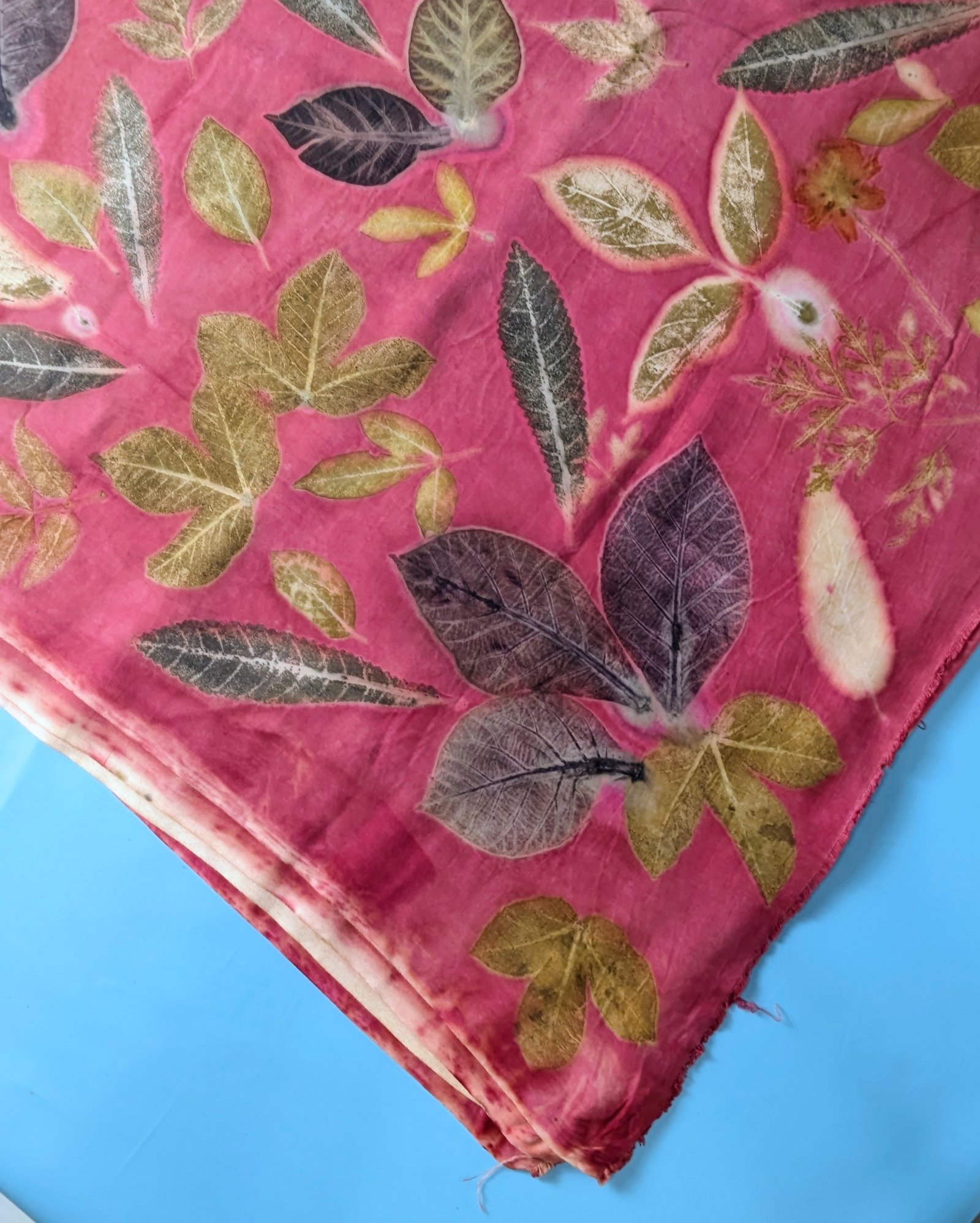 Kain Ecoprint Pesona Daun Lanang – Warna Merah Secang & Tingi | Rumah Batik Syahla