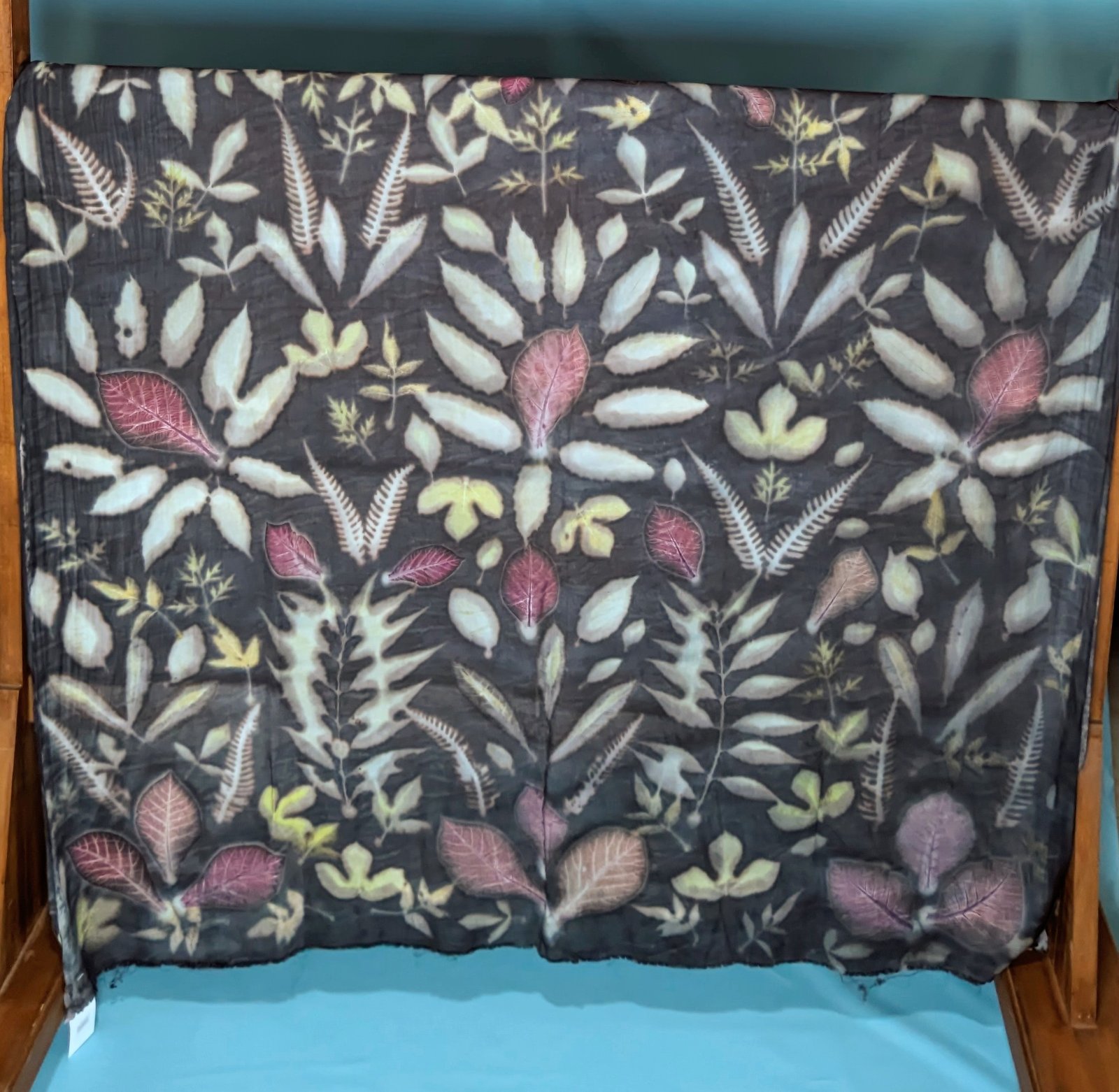 Kain Ecoprint Senja Jolawe – Warna Hitam Alami & Motif Daun | Rumah Batik Syahla