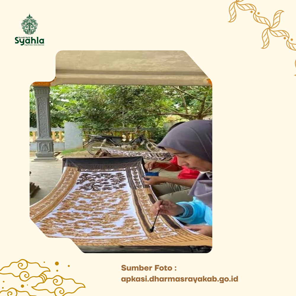 Batik Tanah Liek atau Batik Tanah Liat adalah salah satu karya tekstil khas Minangkabau yang sarat filosofi dan nilai budaya.
