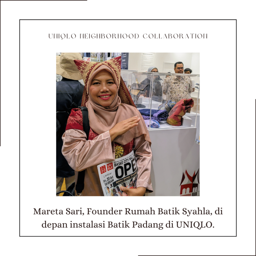 Mareta Sari, Founder Rumah Batik Syahla, di depan instalasi Batik Padang di UNIQLO.