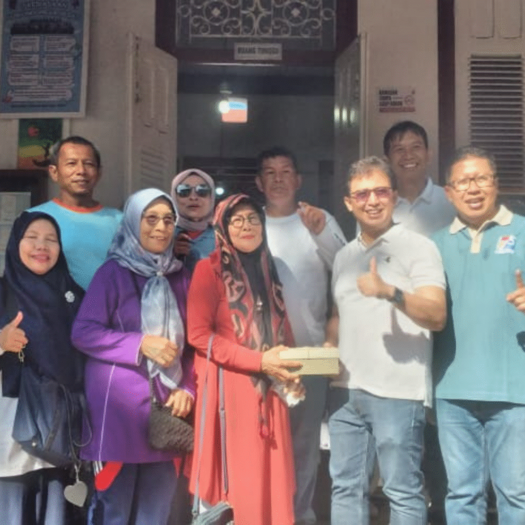 Founder Rumah Batik Syahla, Mareta Sari, menyerahkan hadiah kain batik kepada peserta terpilih.