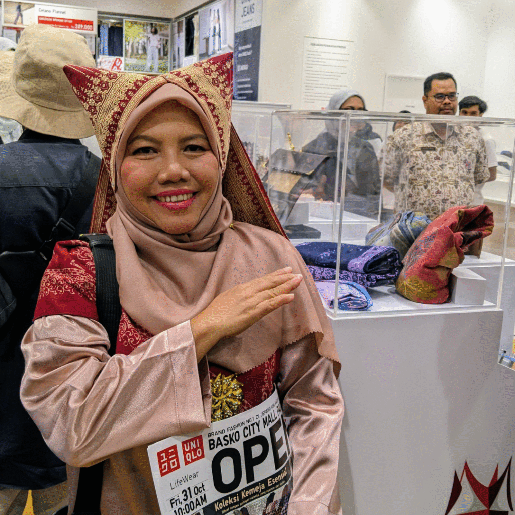 Founder Rumah Batik Syahla, Mareta Sari, Rumah Batik Syahla merupakan brand UMKM Kota Padang yang lolos seleksi program Uniqlo Neighborhood Colaboration sehingga berkesempatan berdiri sejajar dengan brand global Uniqlo di Basko City Mall yang launching 31 Oktober 2025 kemarin.